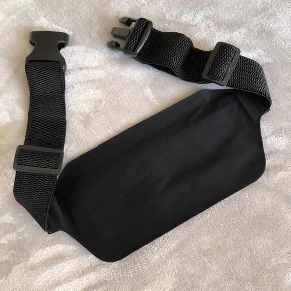 Compact Running Pouch NWT✨ - Picture 3 of 3
